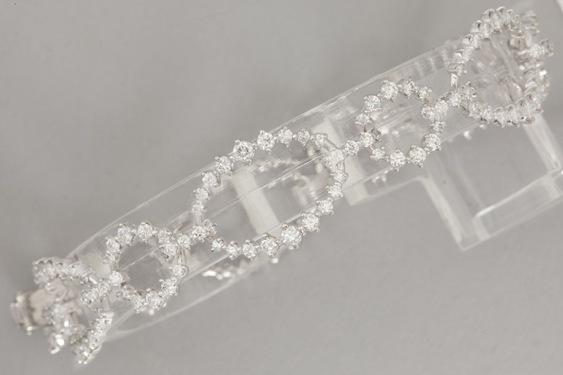 elegant bracelet in white gold (18 carat) with ca 3,85 carat of high quality brilliant cut diamonds