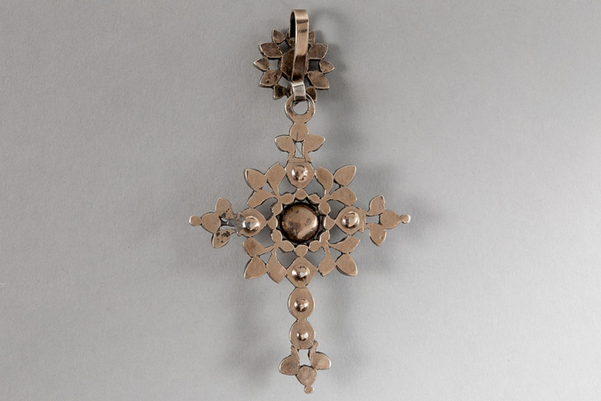 antique, presumably Flemish, cross-shaped pendant in silver and gold with rose cut diamonds - Bild 2 aus 2