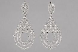 pair of earrings with a superb design in white gold (18 carat) with at least 3,65 carat of very high