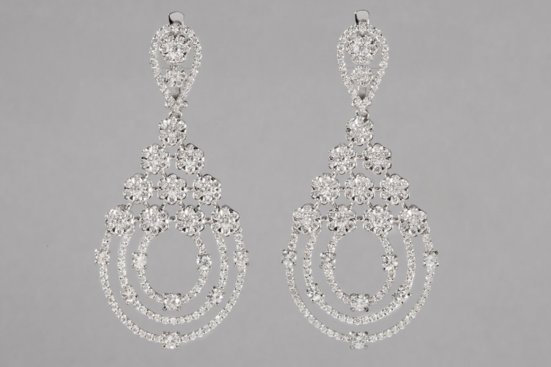 pair of earrings with a superb design in white gold (18 carat) with at least 3,65 carat of very high