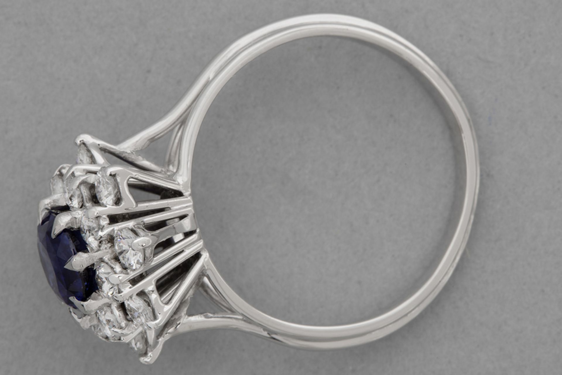 cluster ring in white gold (18 carat) with a ca 1,50 carat Ceylan sapphire surrounded by ca 0,90 car - Bild 2 aus 2