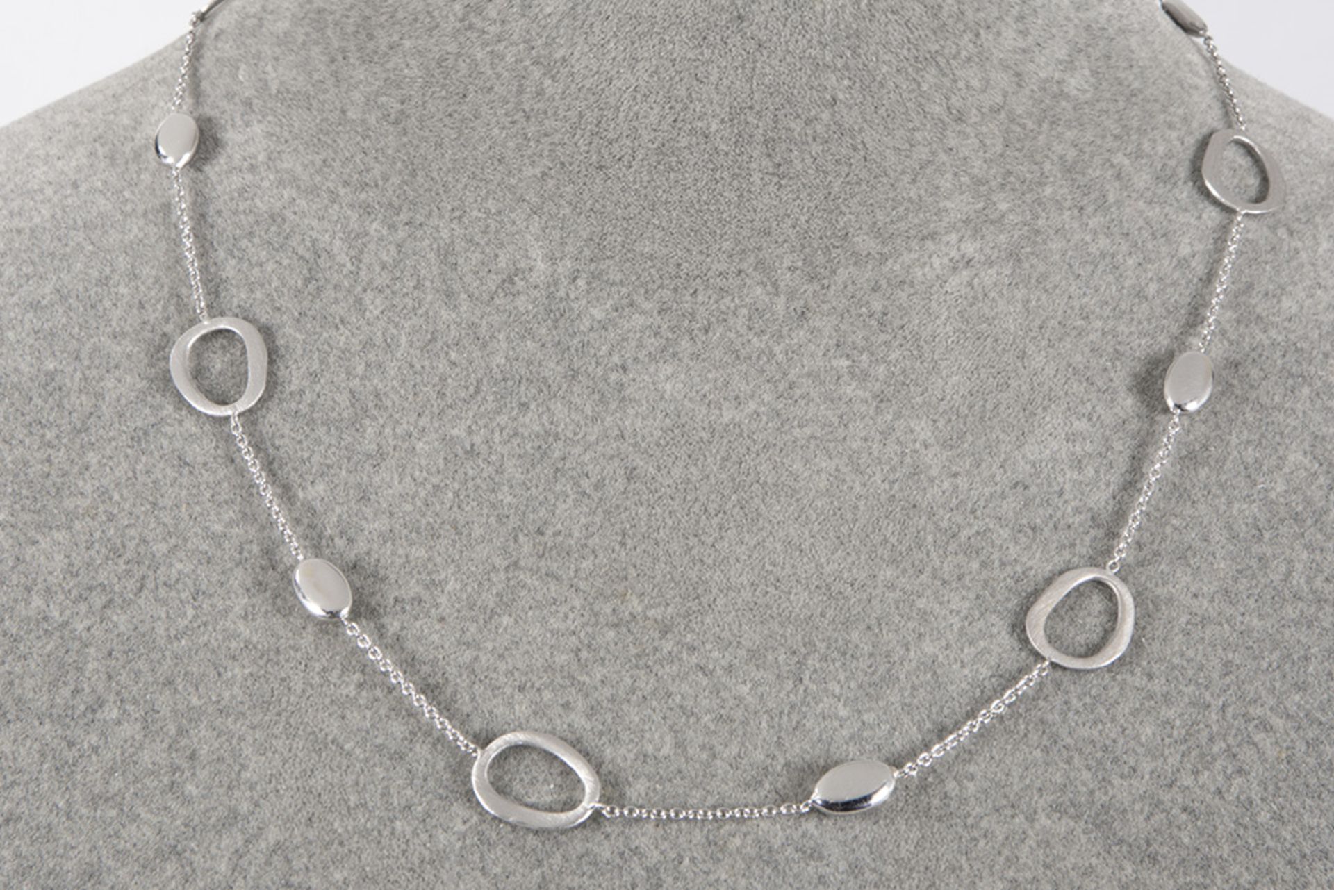 necklace in white gold (18 carat) with open and closed ellipses