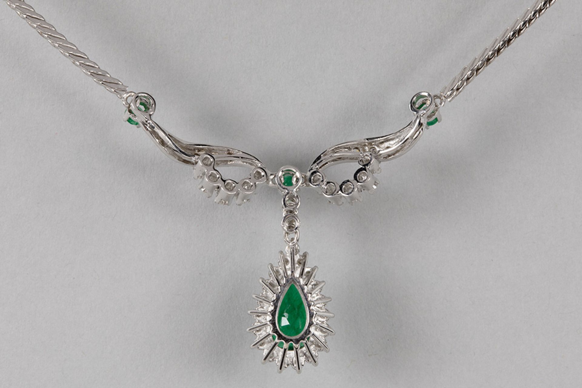elegant necklace with pendant in white gold (18 carat) with ca 2 carat of emeralds and ca 0,90 carat - Bild 4 aus 4