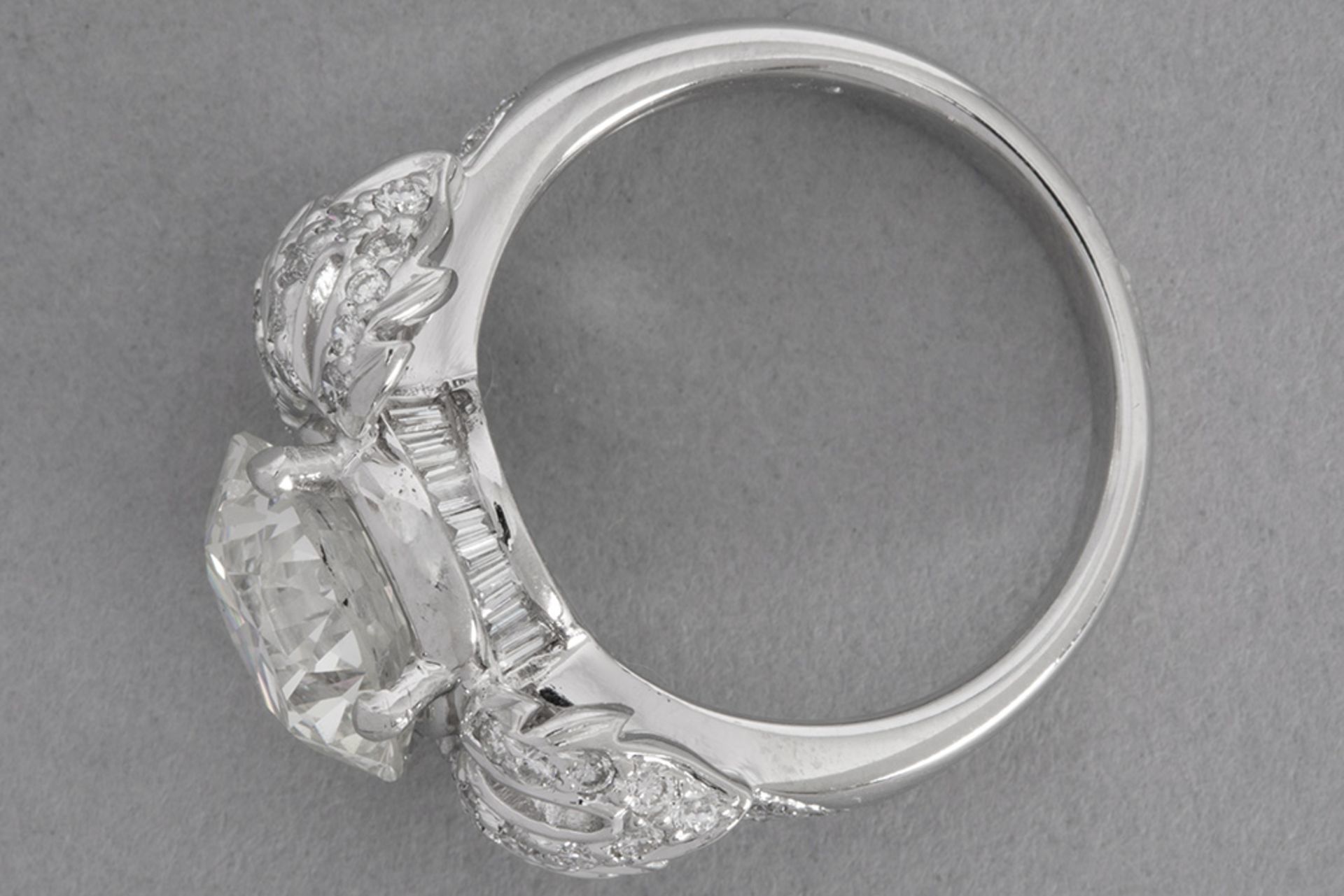 nice and big 4,05 carat high quality brilliant cut diamond set in a forties' style ring in white gol - Bild 2 aus 3