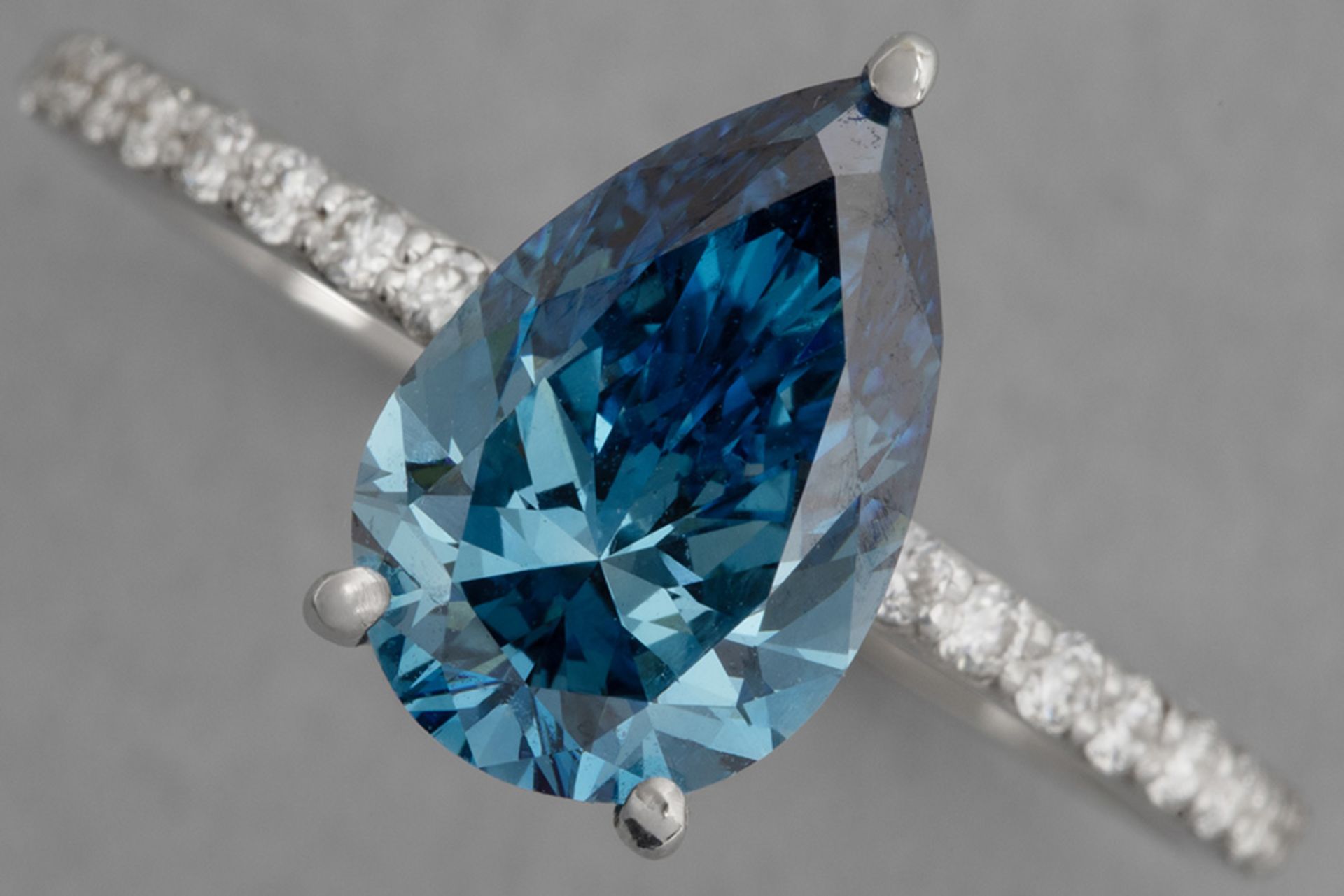 fancy "Vivid Blue" color high quality brilliant cut CVD diamond set in a ring in white gold (18 cara