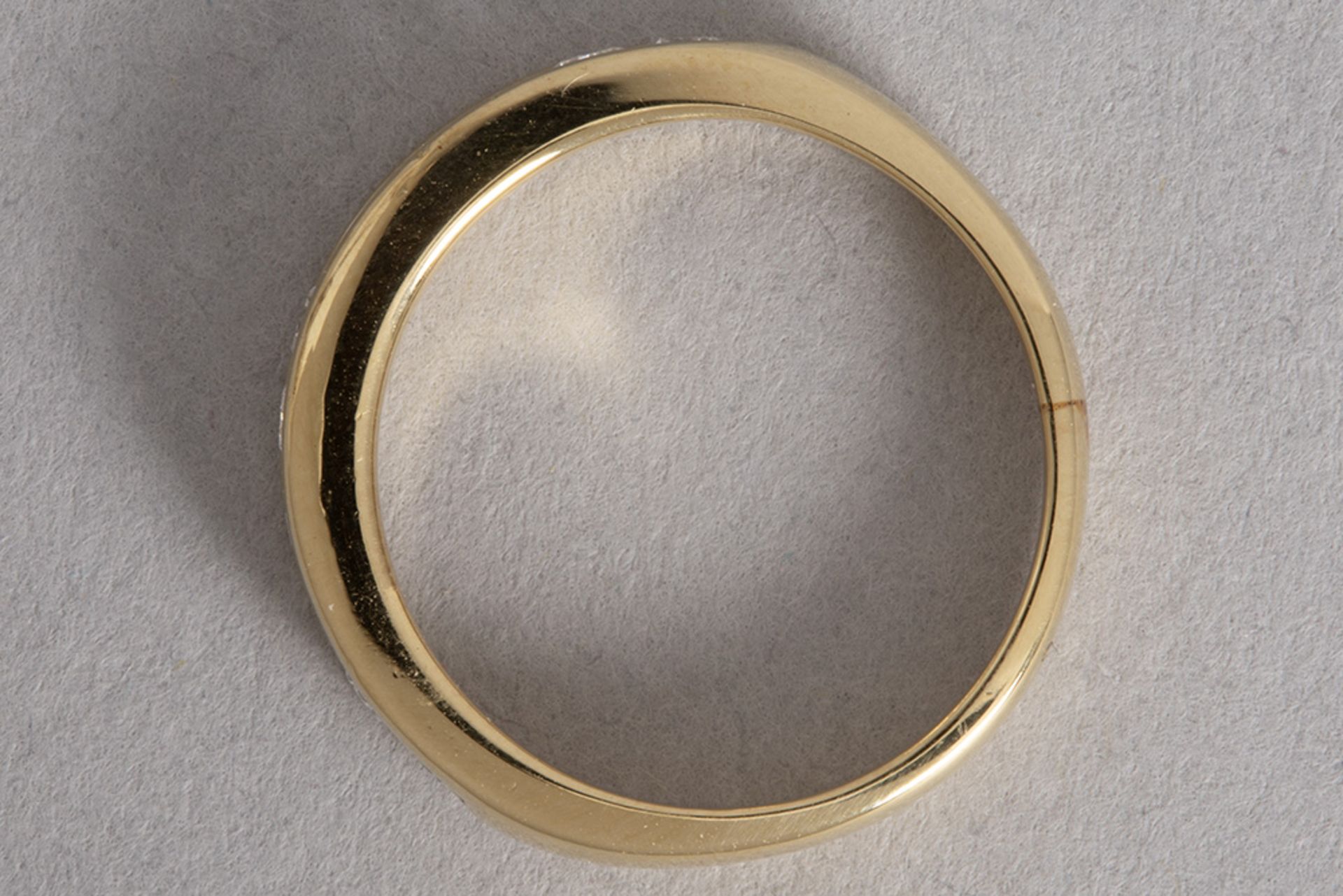 (wedding) ring in yellow gold (18 carat) with ca 0,40 carat of quality brilliant cut diamonds - Bild 2 aus 2