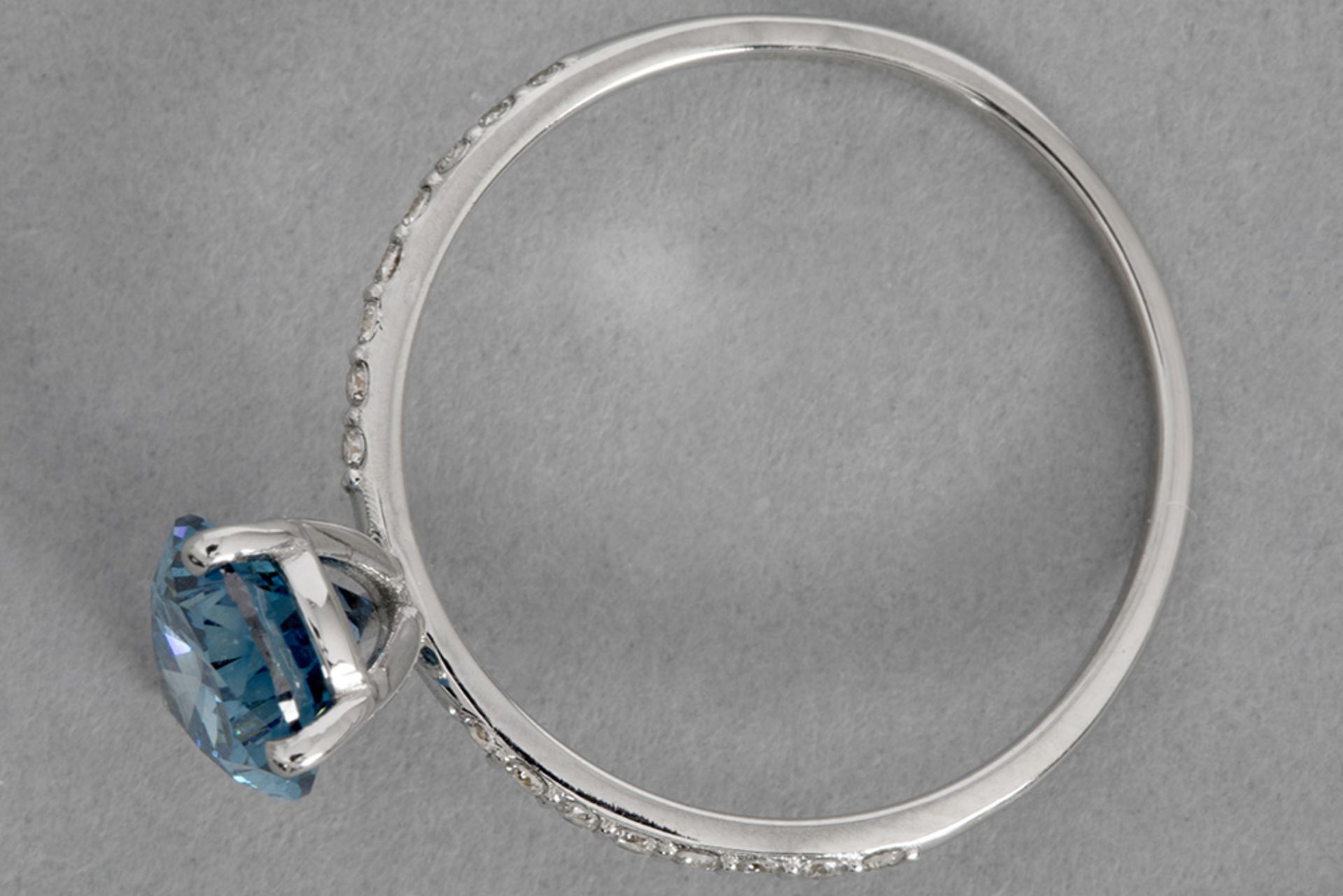 fancy "Vivid Blue" color high quality brilliant cut CVD diamond set in a ring in white gold (18 cara - Bild 2 aus 3