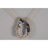 matching pendant  in pink gold (18 carat) with a plaque of a geode of "flamed" agate surrounded by 0