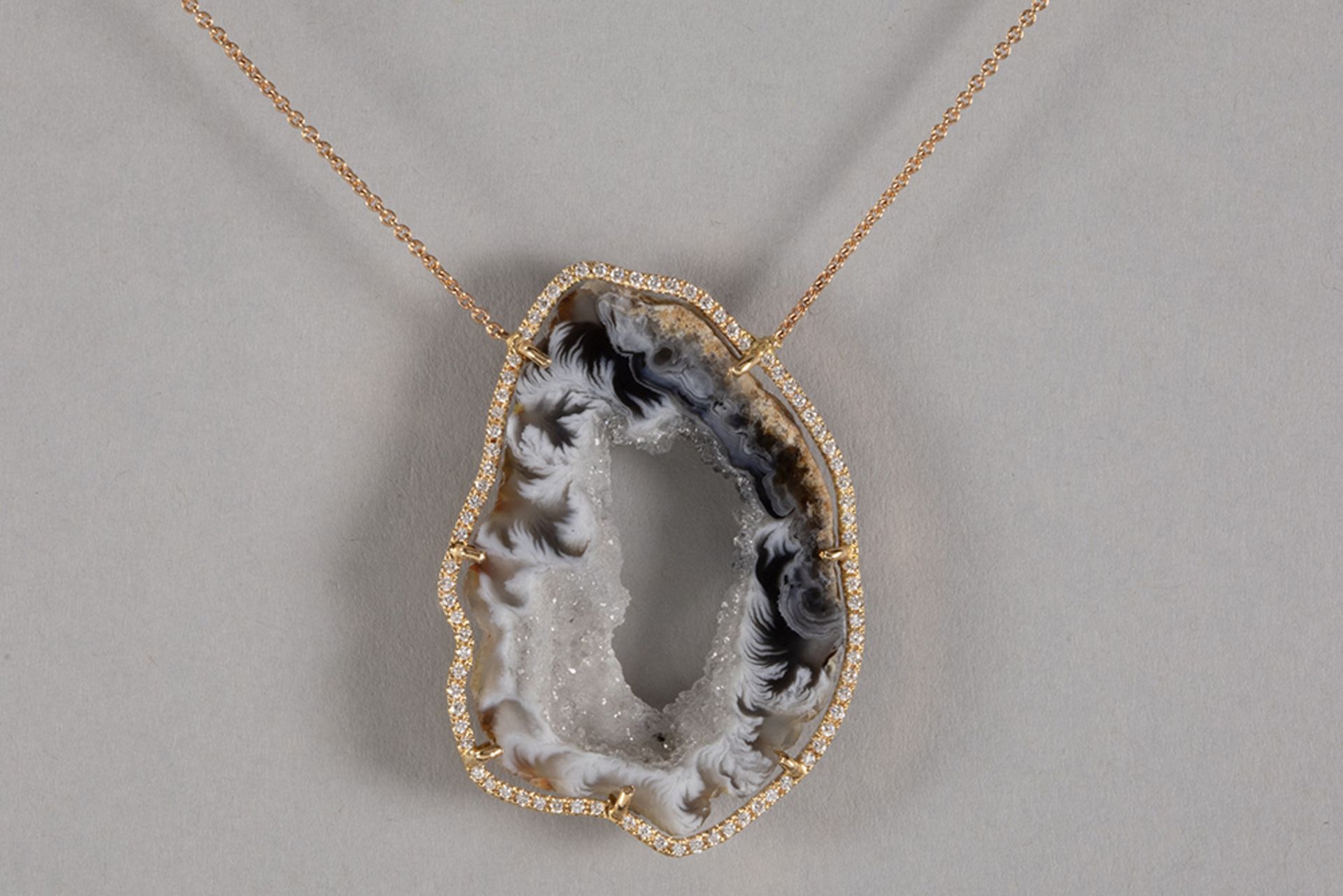 matching pendant  in pink gold (18 carat) with a plaque of a geode of "flamed" agate surrounded by 0