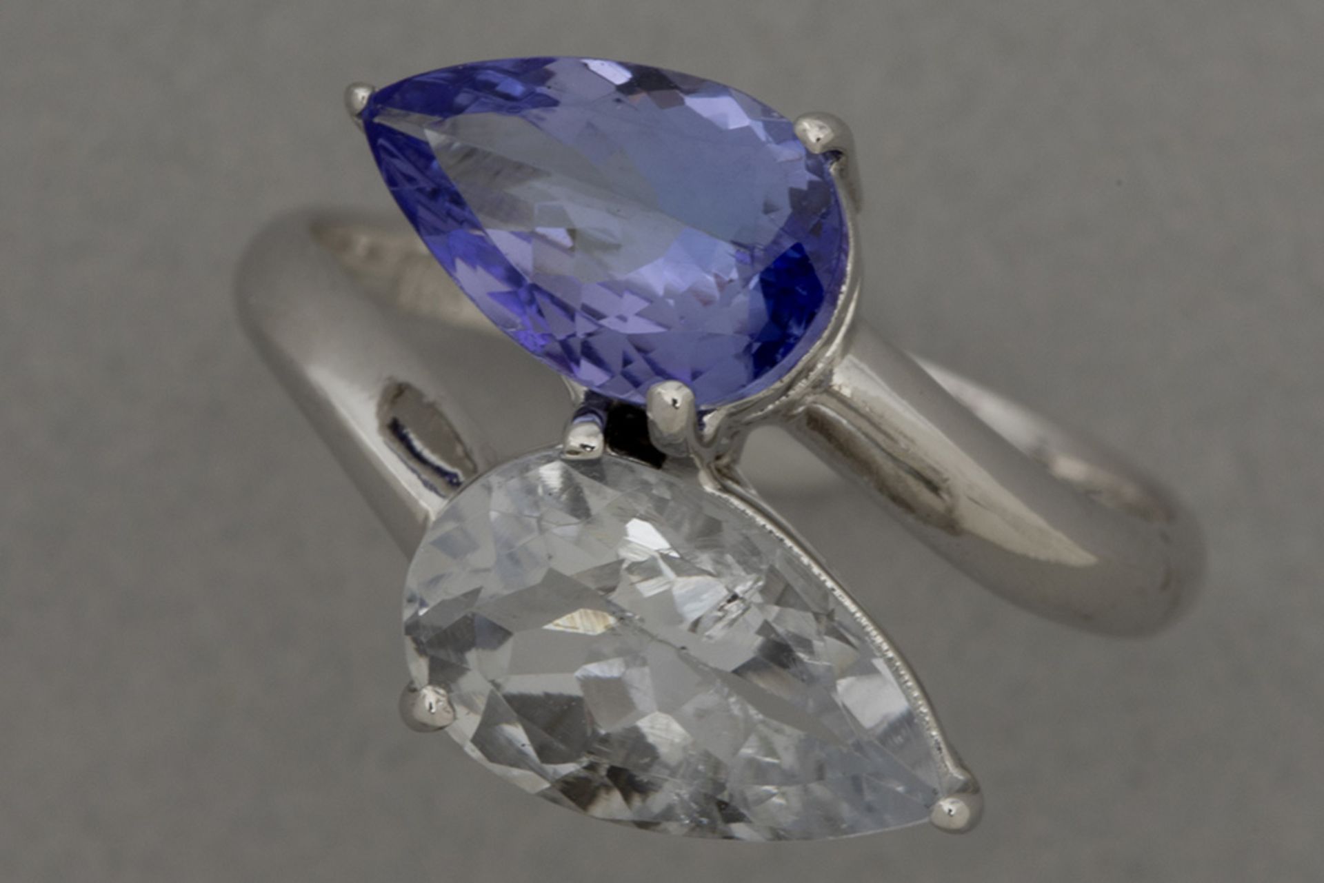 ring in white gold (18 carat) with a pear-shaped real aquamarine and tanzanite, weighing 4,80 carat