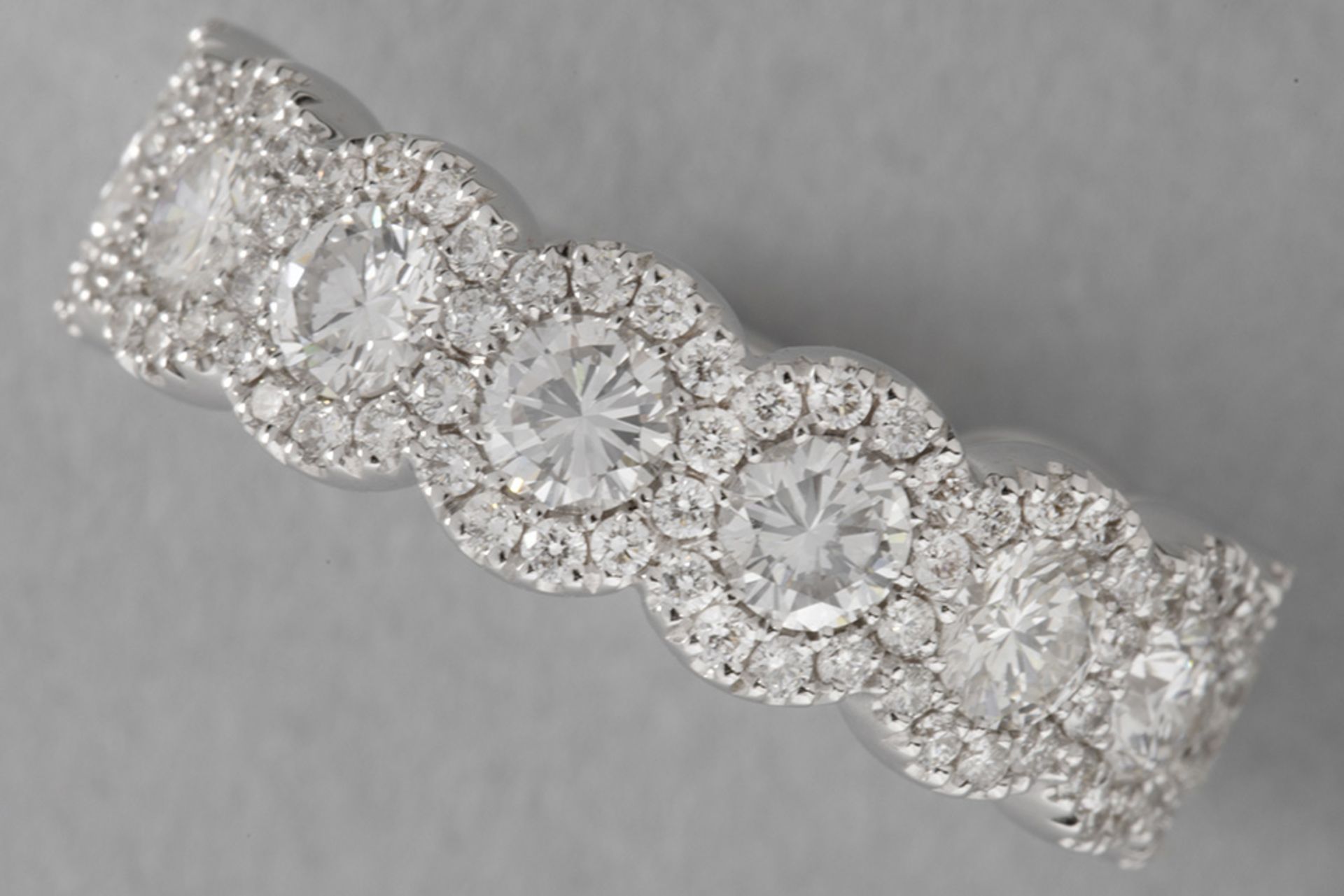 superb wedding ring in white gold (18 carat) with at least 2,40 carat of very high quality brilliant