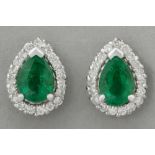 pair of drop-shaped earrings with 1,12 carat of emeralds and 0,28 carat of high quality brilliant cu