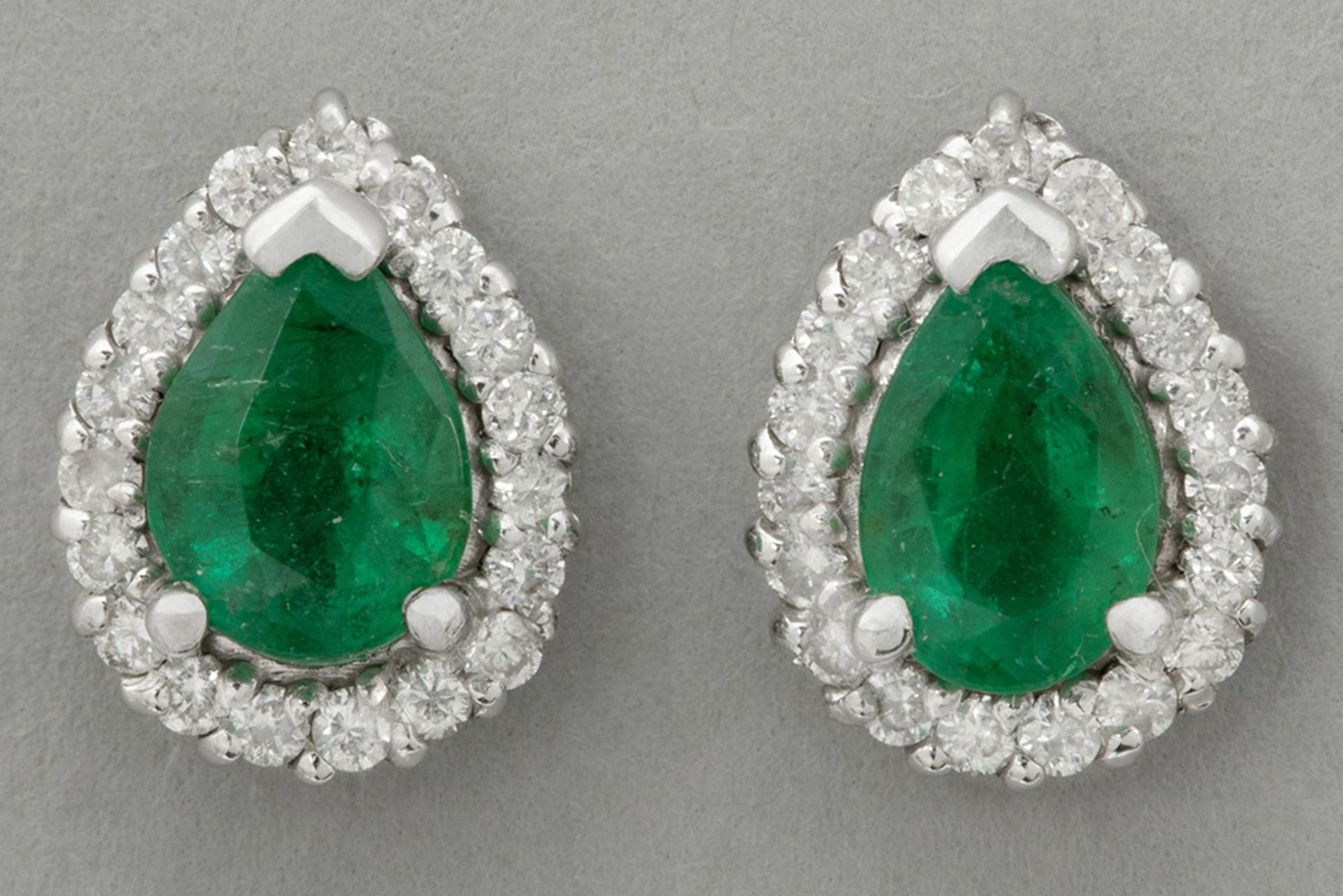 pair of drop-shaped earrings with 1,12 carat of emeralds and 0,28 carat of high quality brilliant cu