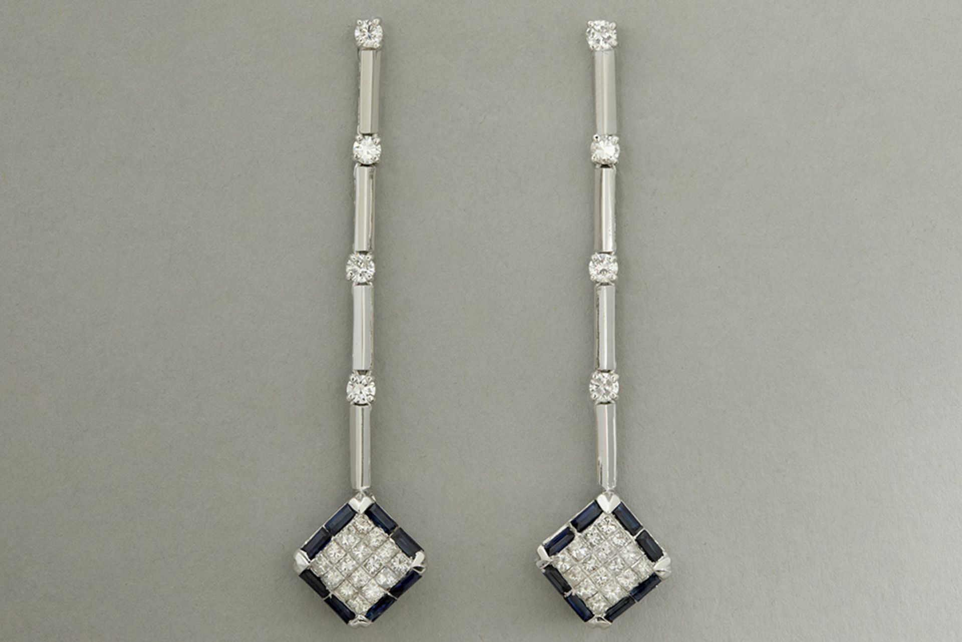 nice pair of quite long and elegant earrings in platinum and white gold (18 carat) with ca 1 carat o