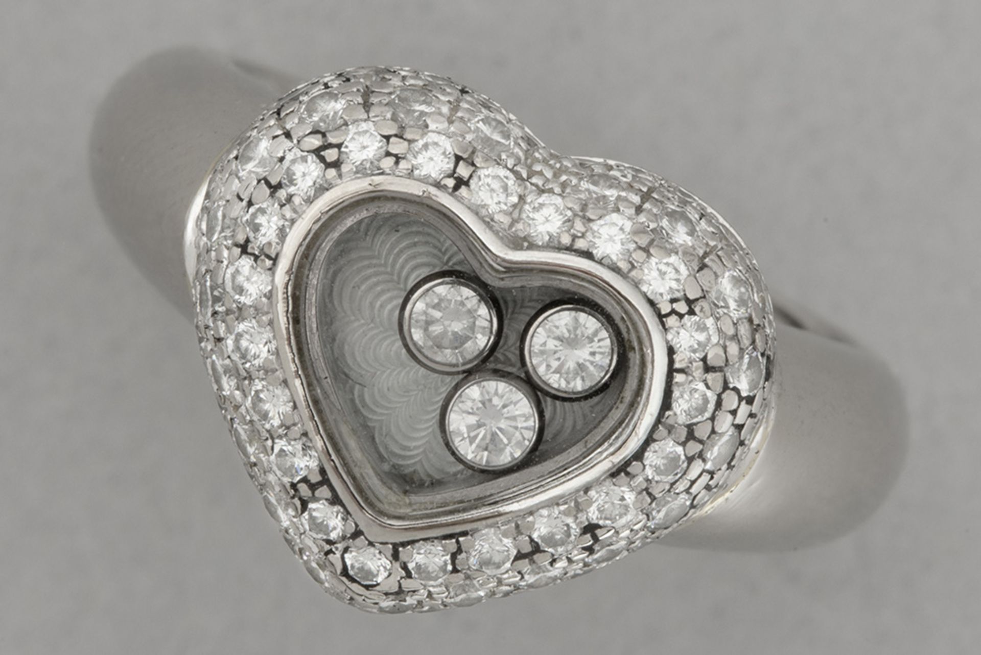 characteristic Chopard signed "Happy Diamonds" ring in white gold with ca 1,20 carat of very high qu