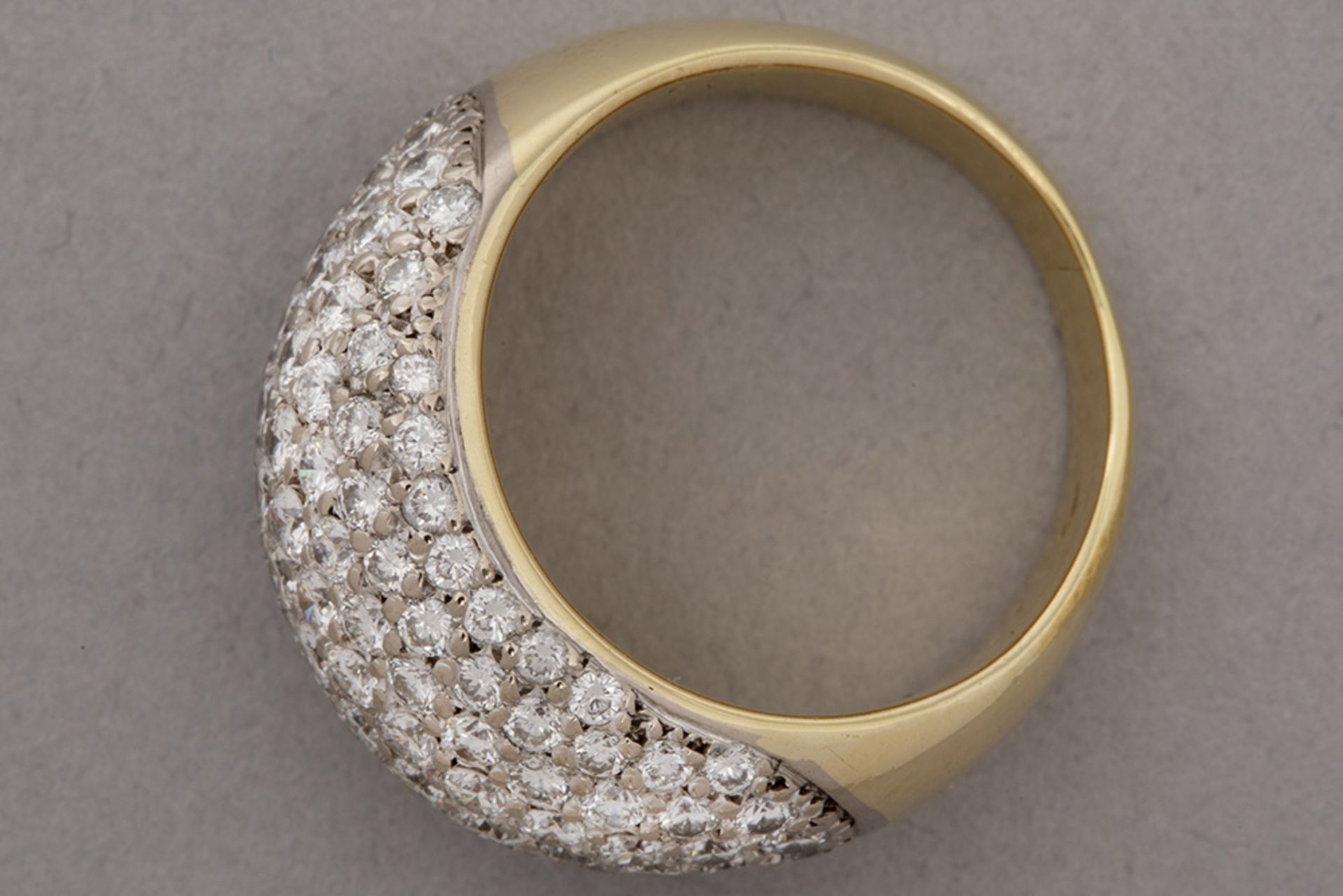 ring in yellow and white gold (18 carat) with ca 2 carat of very high quality brilliant cut diamonds - Bild 2 aus 2