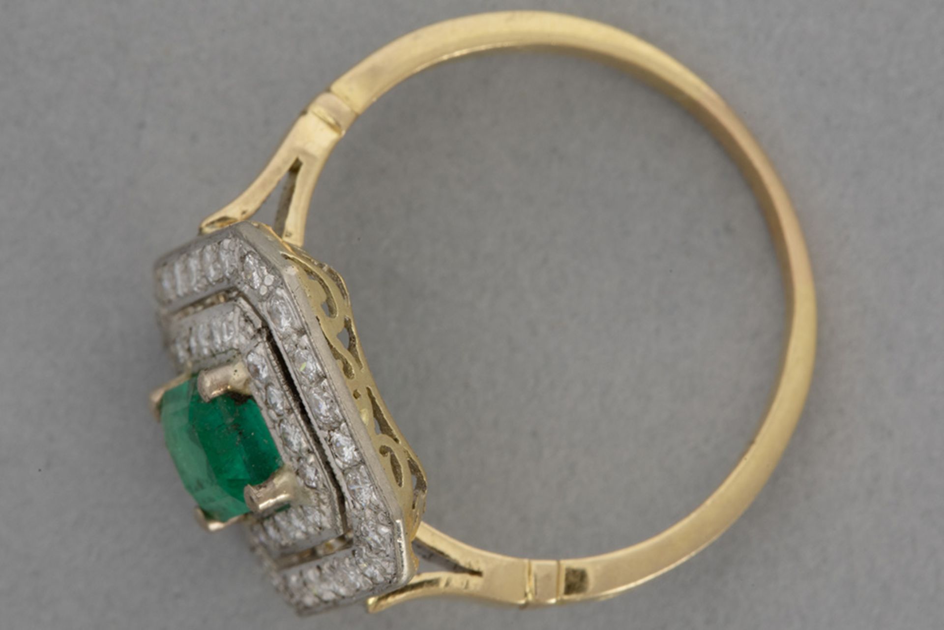 Art Deco style ring in grey gold (18 carat) with a ca 1 carat Colombian emerald surrounded by ca 0,7 - Bild 2 aus 2
