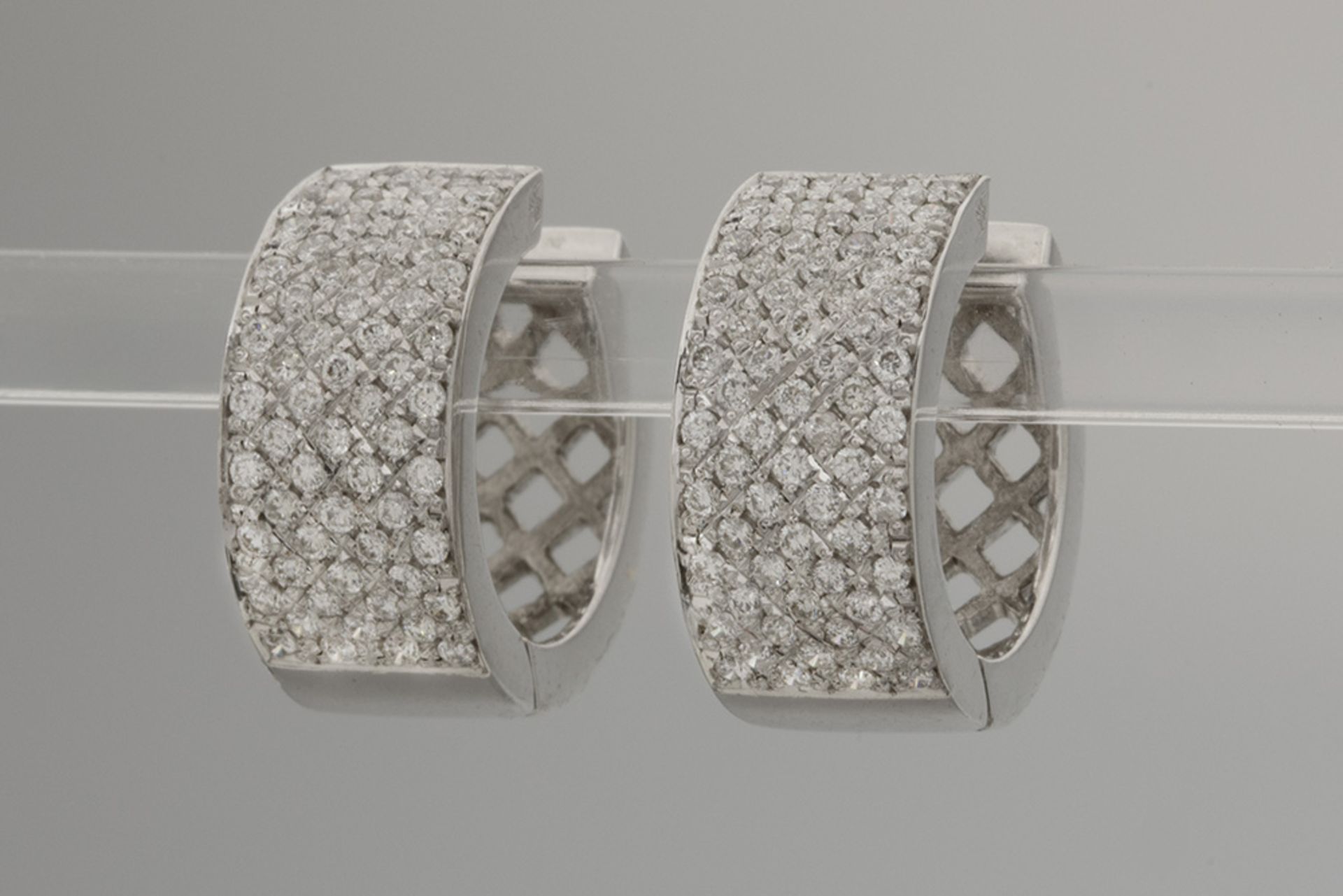 pair of earrings with a quite wide ring shape in white gold (18 carat) with 1,75 carat of  quality b