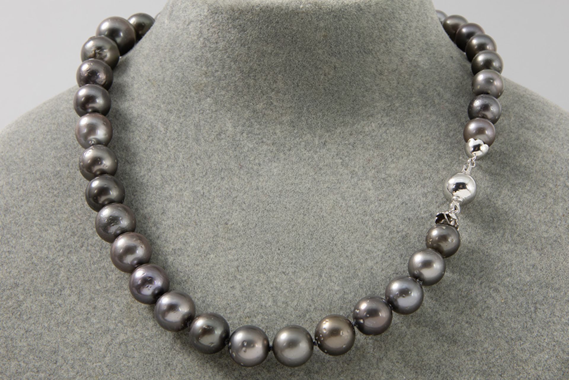 nice necklace with real Tahiti pearls (9,7 - 14,4 mm) and with a lock in white gold (18 carat)