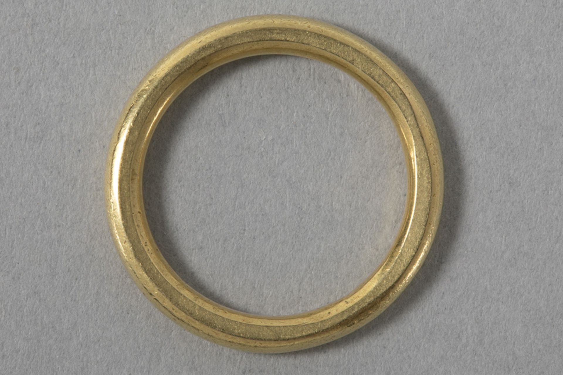 handmade ring in matted yellow gold (18 carat) - Bild 2 aus 2