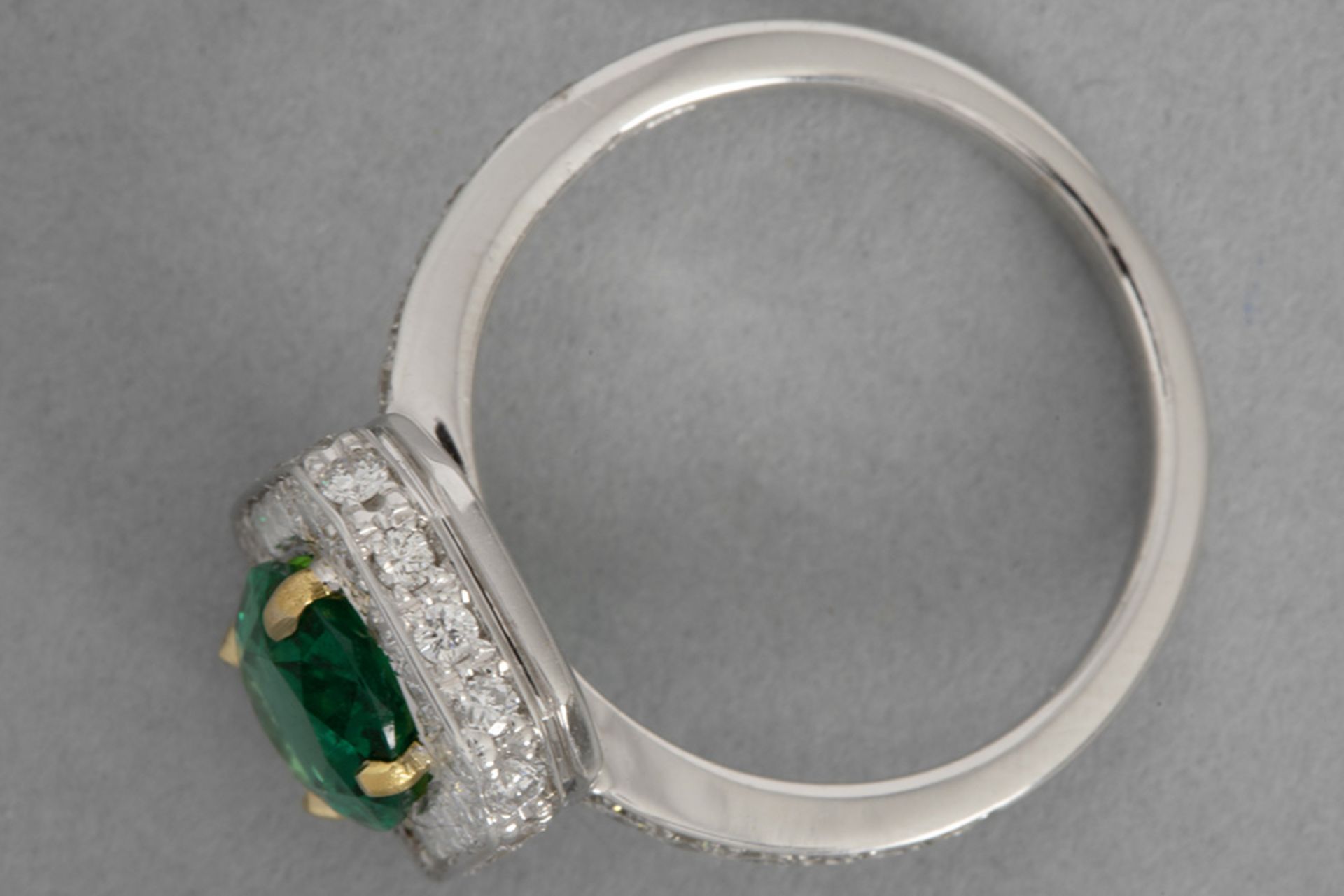 ring in white gold (18 carat) with an oval 1,61 carat Zambian emerald with "Vivid / Deep green" colo - Bild 2 aus 3