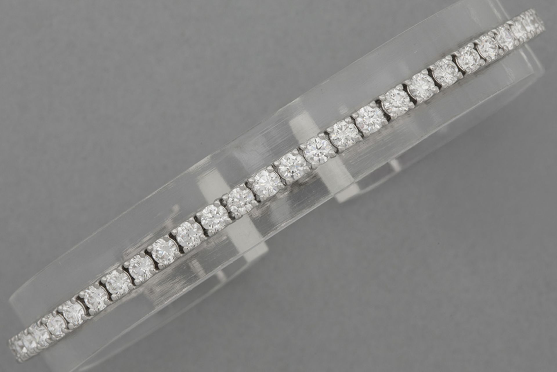 beautiful bracelet in white gold (18 carat) with 3,80 carat of very high quality brilliant cut diamo - Bild 2 aus 2