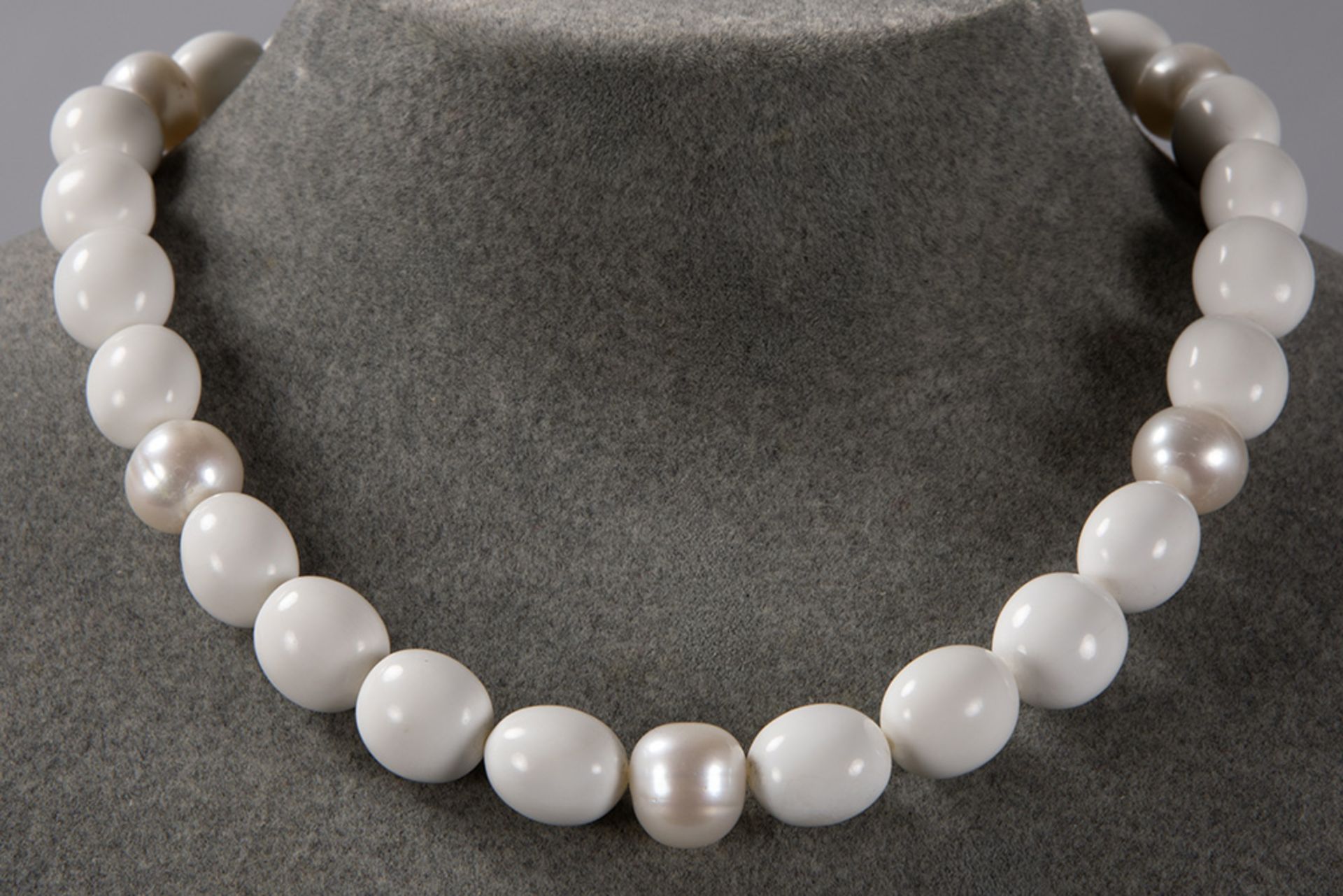 Belgian "Tresoro" necklace with pearls and white beads and with a lock in white gold (18 carat)