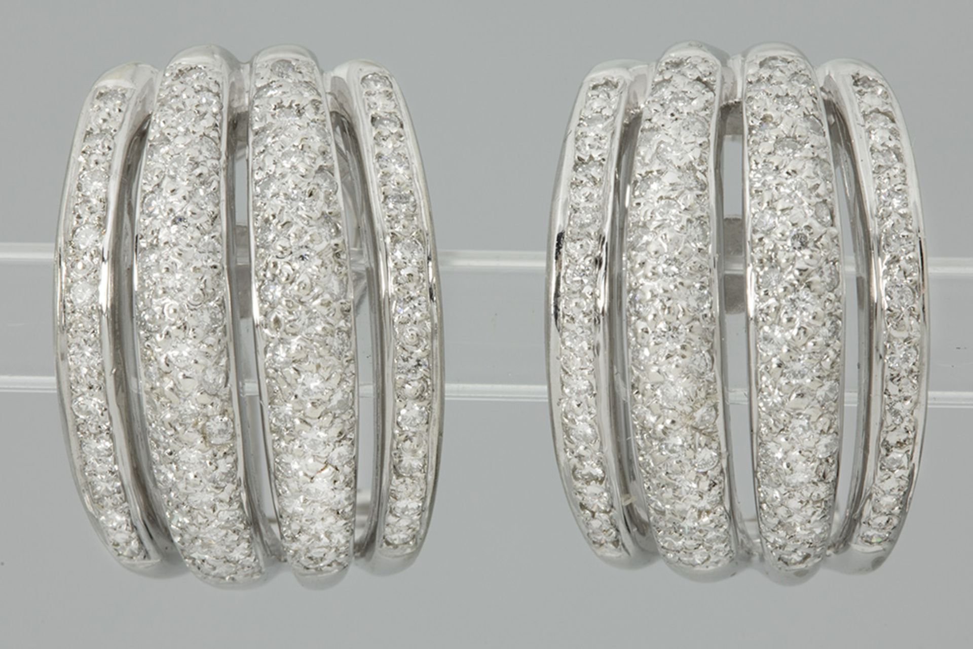 pair of earrings in white gold (18 carat) with ca 1,20 carat of quality brilliant cut diamonds