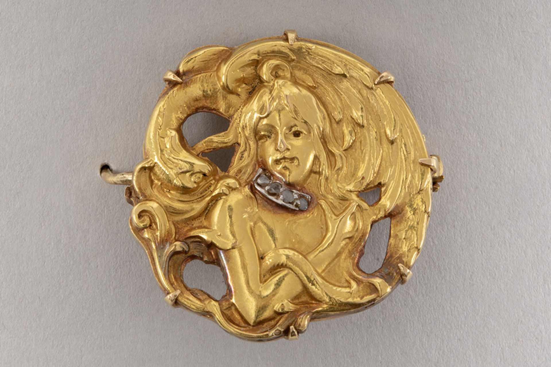 antique Art Nouveau brooch in yellow gold (18 carat) with a bas relief with a women's bust in whipla