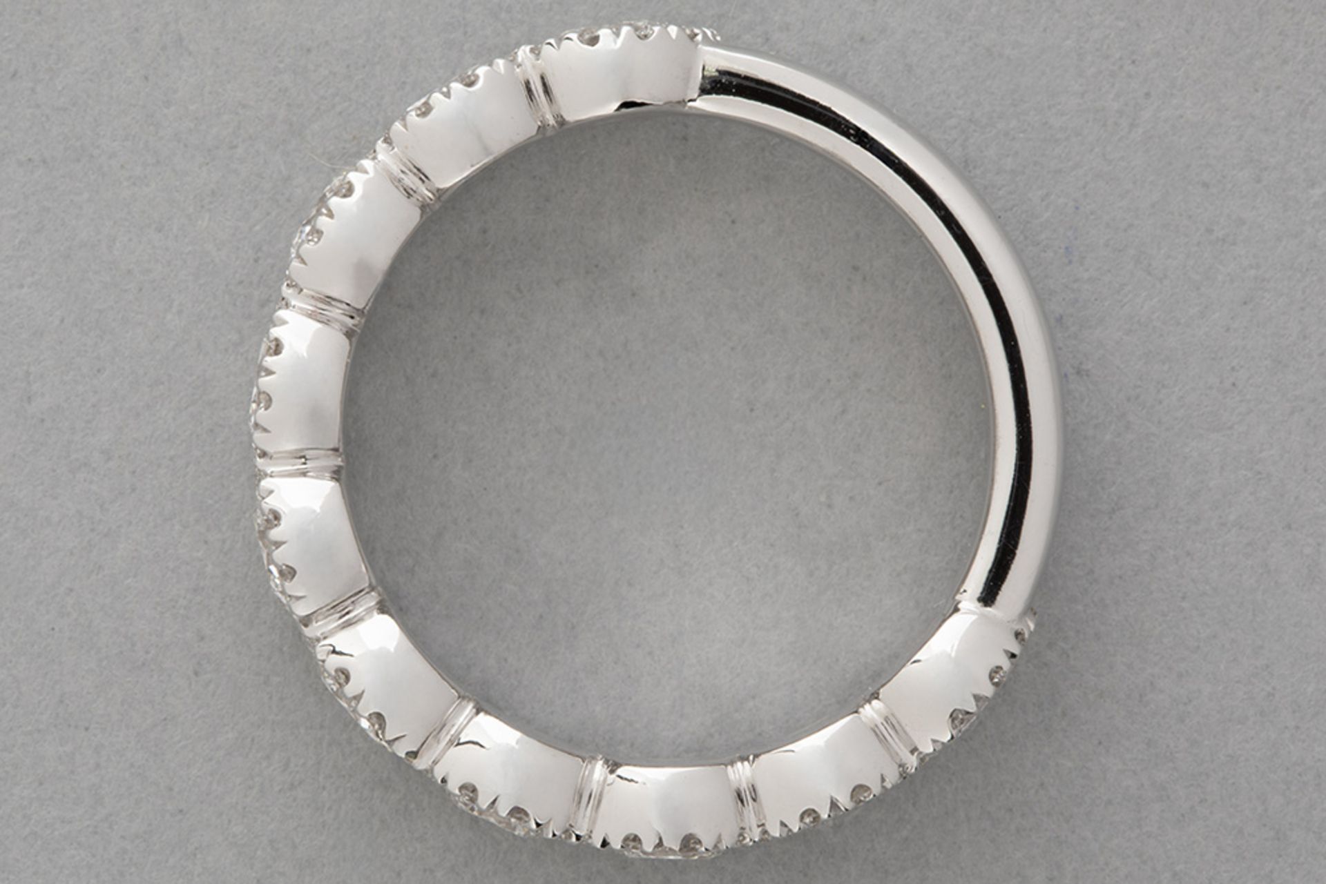 superb wedding ring in white gold (18 carat) with at least 2,40 carat of very high quality brilliant - Bild 2 aus 2