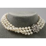 vintage necklace with matching pearls and with a flower shaped lock in white gold (18 carat) with sm