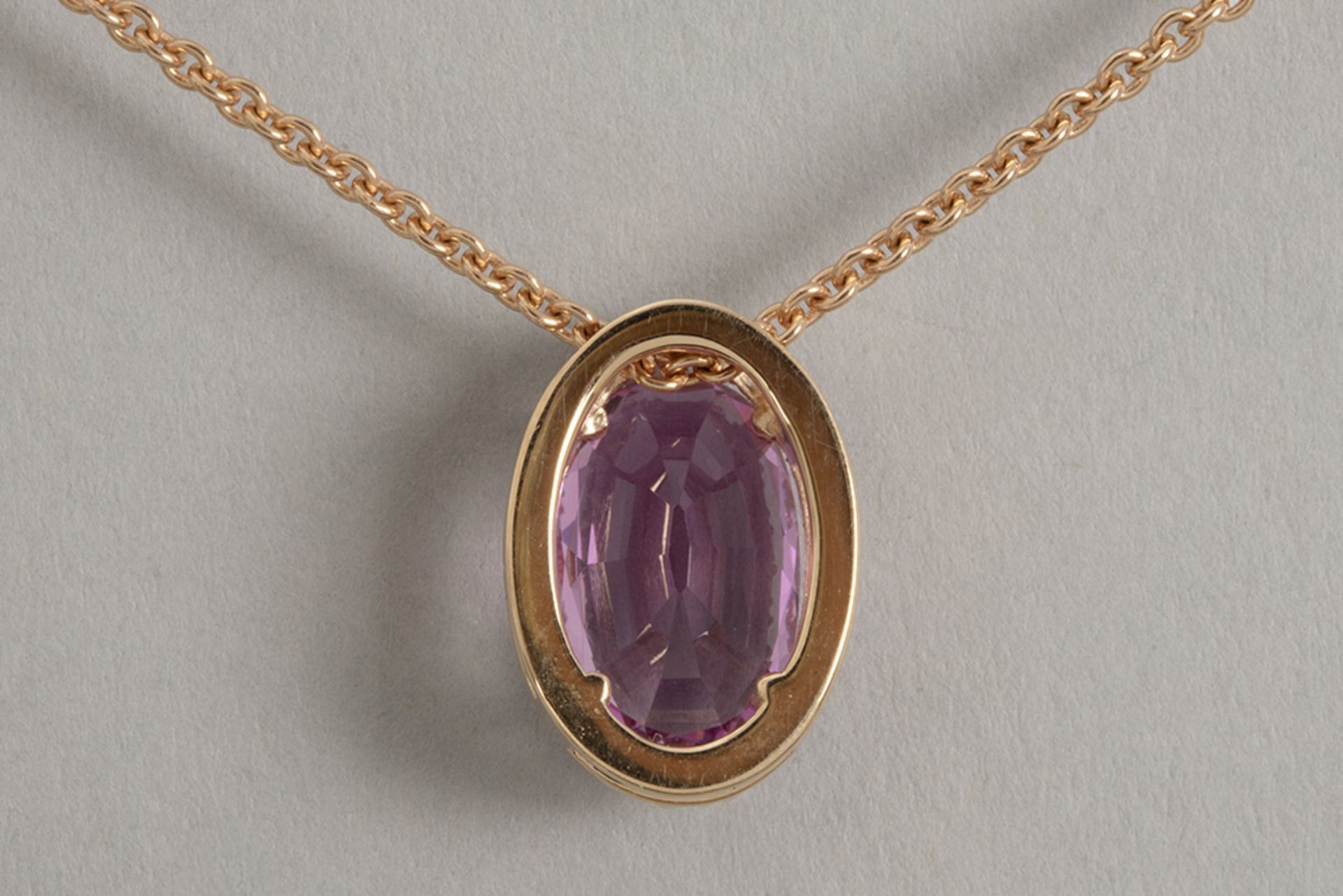 delicate 18-karat rose gold necklace with an oval pendant featuring a very important 3.08 carat "Imp - Bild 2 aus 3