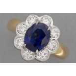ring in white gold (18 carat) with an oval 2,40 carat Ceylan sapphire surrounded by ca 1,20 carat of