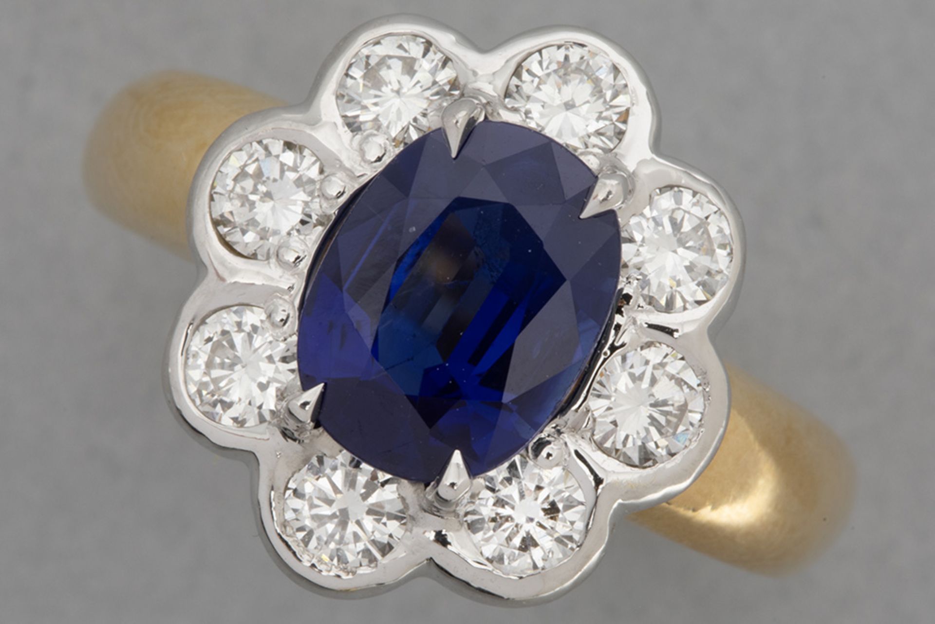 ring in white gold (18 carat) with an oval 2,40 carat Ceylan sapphire surrounded by ca 1,20 carat of