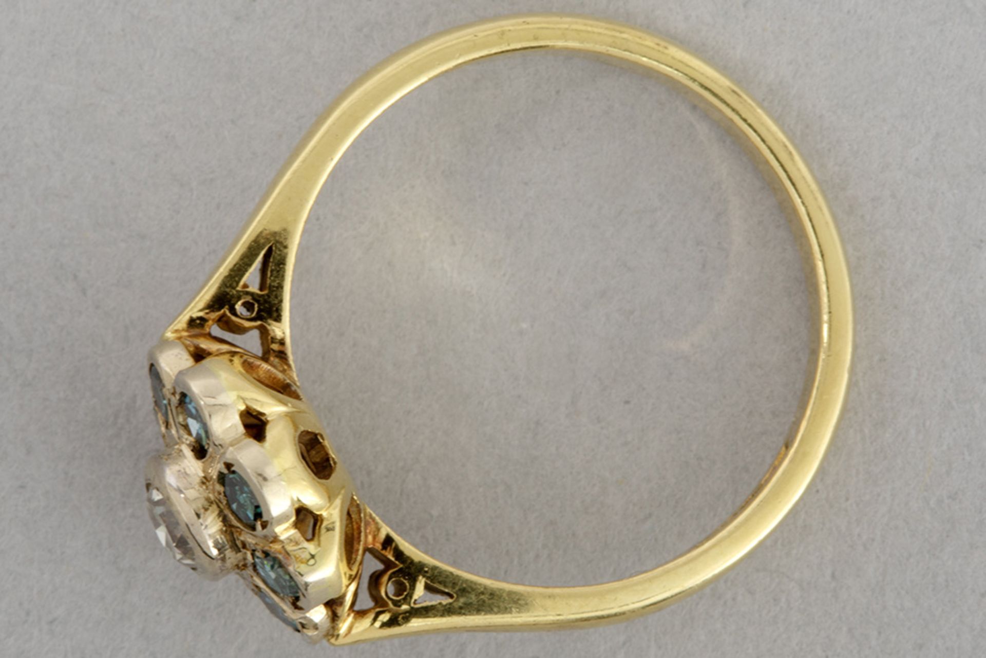ring in yellow gold (18 carat) with at least 0,55 carat brilliants (one white and eight blue ones) - Bild 2 aus 2