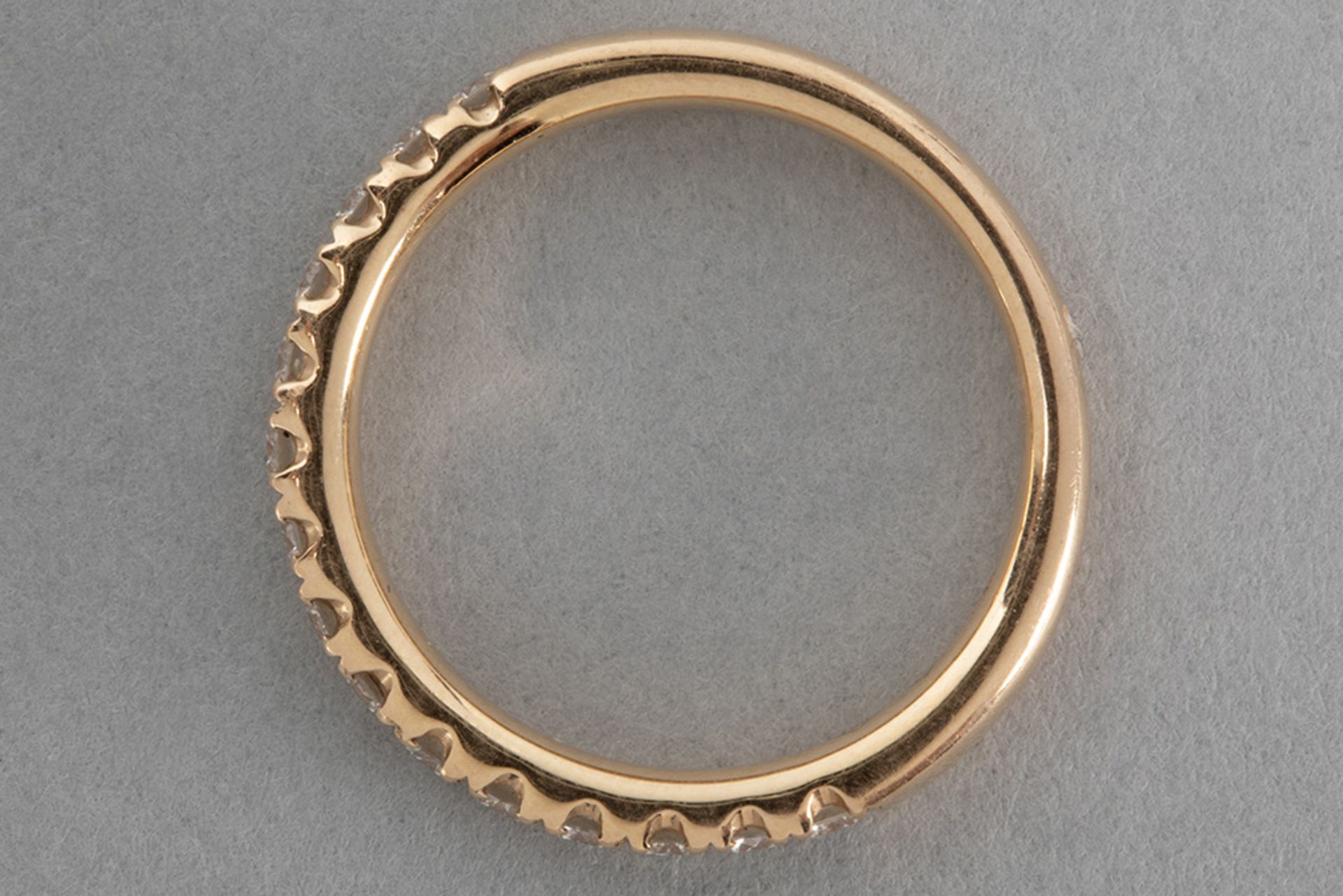 wedding ring in pink gold (18 carat) with ca 0,65 carat of very high quality brilliant cut diamonds - Bild 2 aus 2