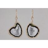 pair of earrings in pink gold (18 carat) each with a plaque of a geode of "flamed" agate surrounded 