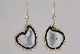 pair of earrings in pink gold (18 carat) each with a plaque of a geode of "flamed" agate surrounded