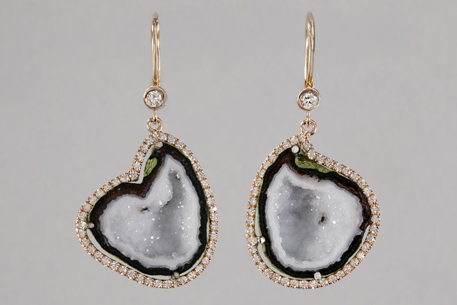 pair of earrings in pink gold (18 carat) each with a plaque of a geode of "flamed" agate surrounded 