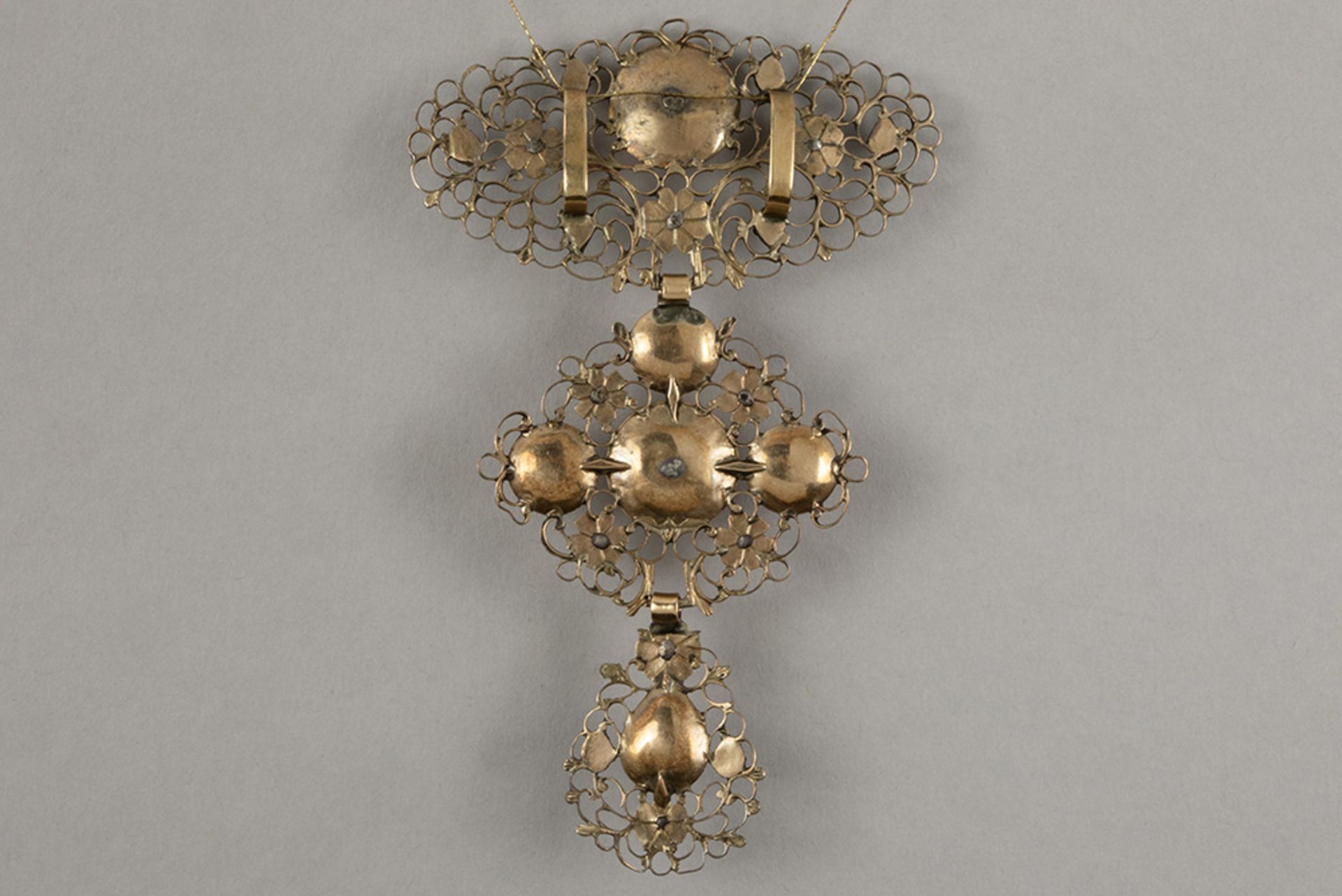 antique, presumably Flemish pendant in silver and yellow gold (18 carat) with small rose cut diamond - Bild 2 aus 2