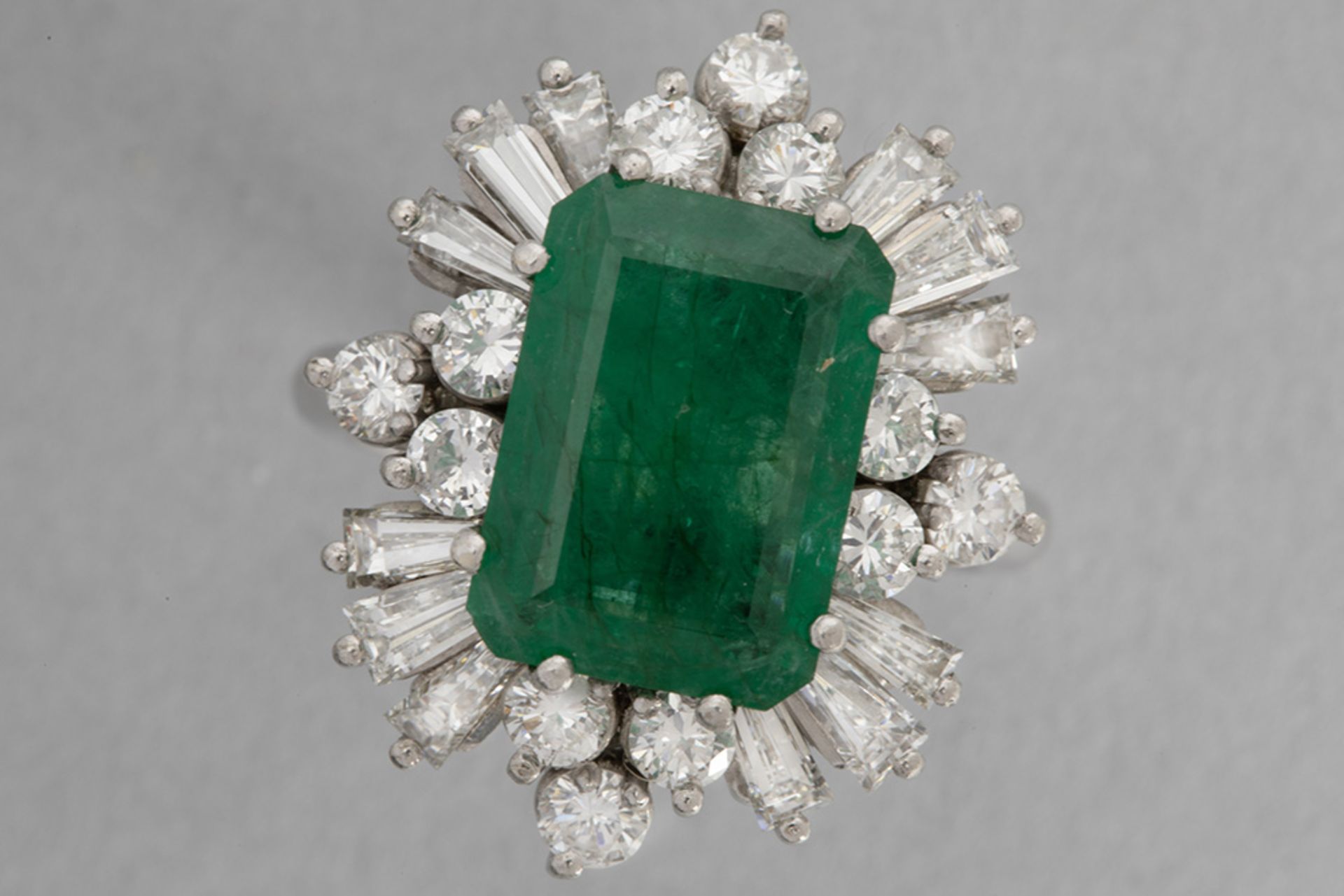 nice cocktail ring in white gold (18 carat) with ca 4,20 carat Brazilian emerald surrounded by ca 3,