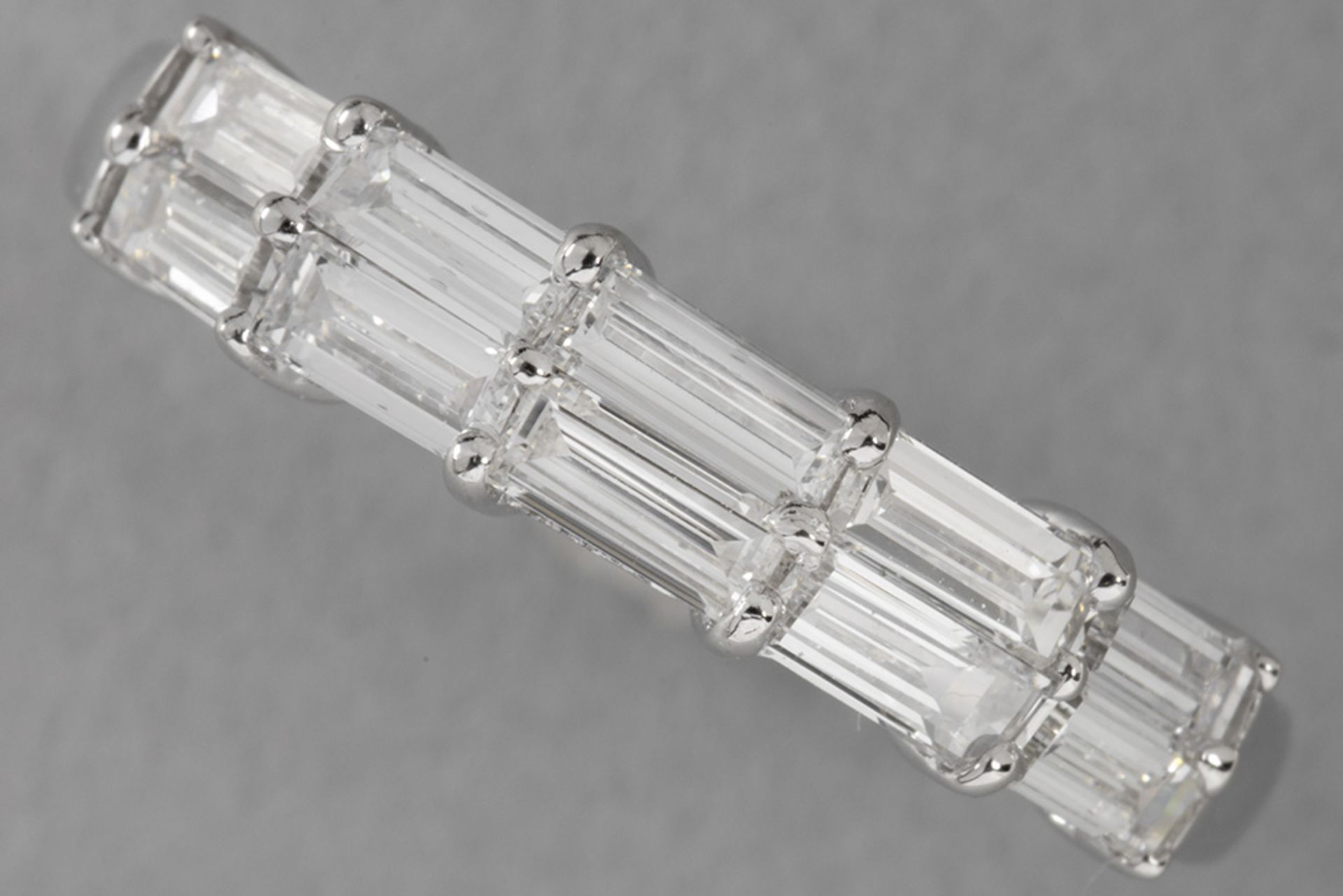 modern ring in white gold (18 carat) with ca 1,20 carat of very high quality baguette cut diamonds