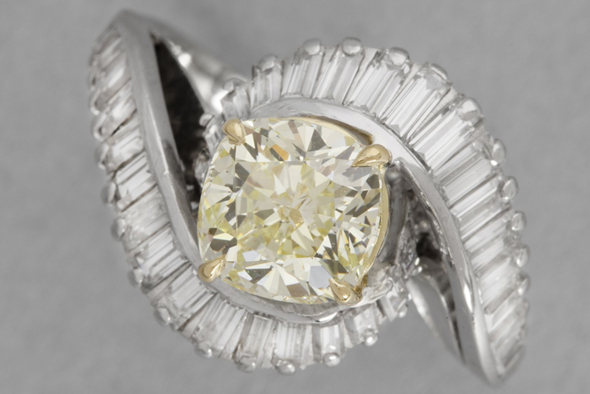 nice 1,80 carat natural fancy Yellow very high quality brilliant cut diamond set in a ring in white 