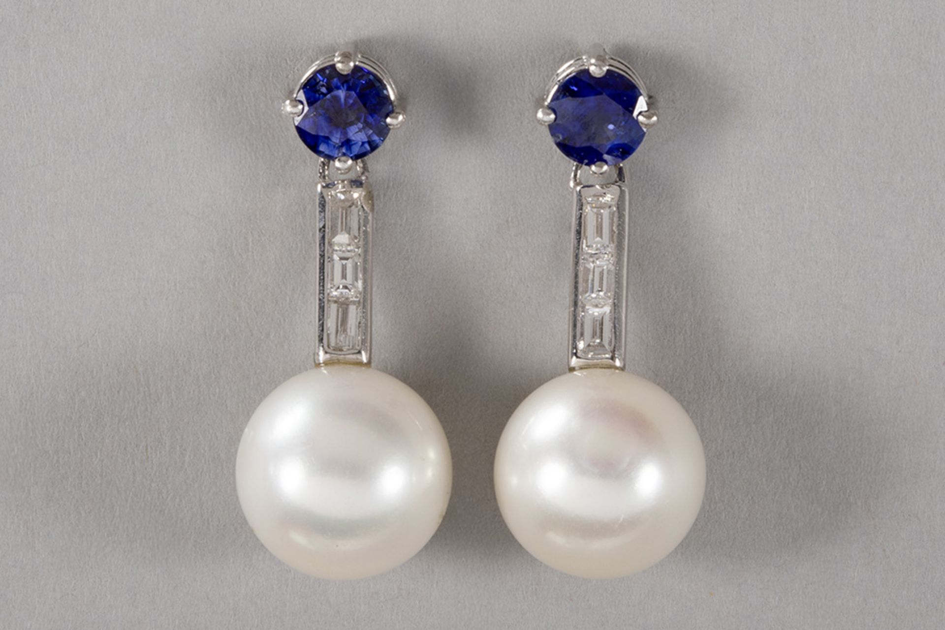 pair of earrings in white gold (18 carat) with ca 0,25 carat of high quality baguette cut diamonds a