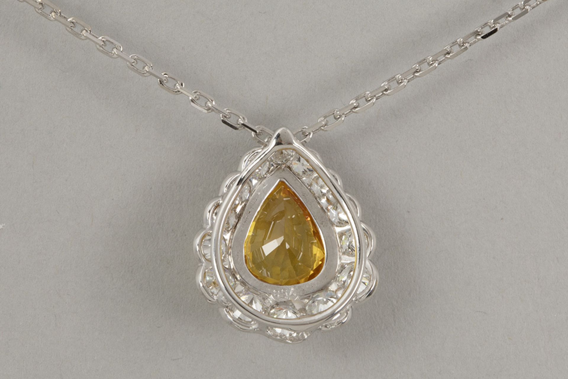 beautiful pear-shaped pendant in white gold (18 carat) with a ca 3,80 carat Sri Lanka sapphire with  - Bild 2 aus 2