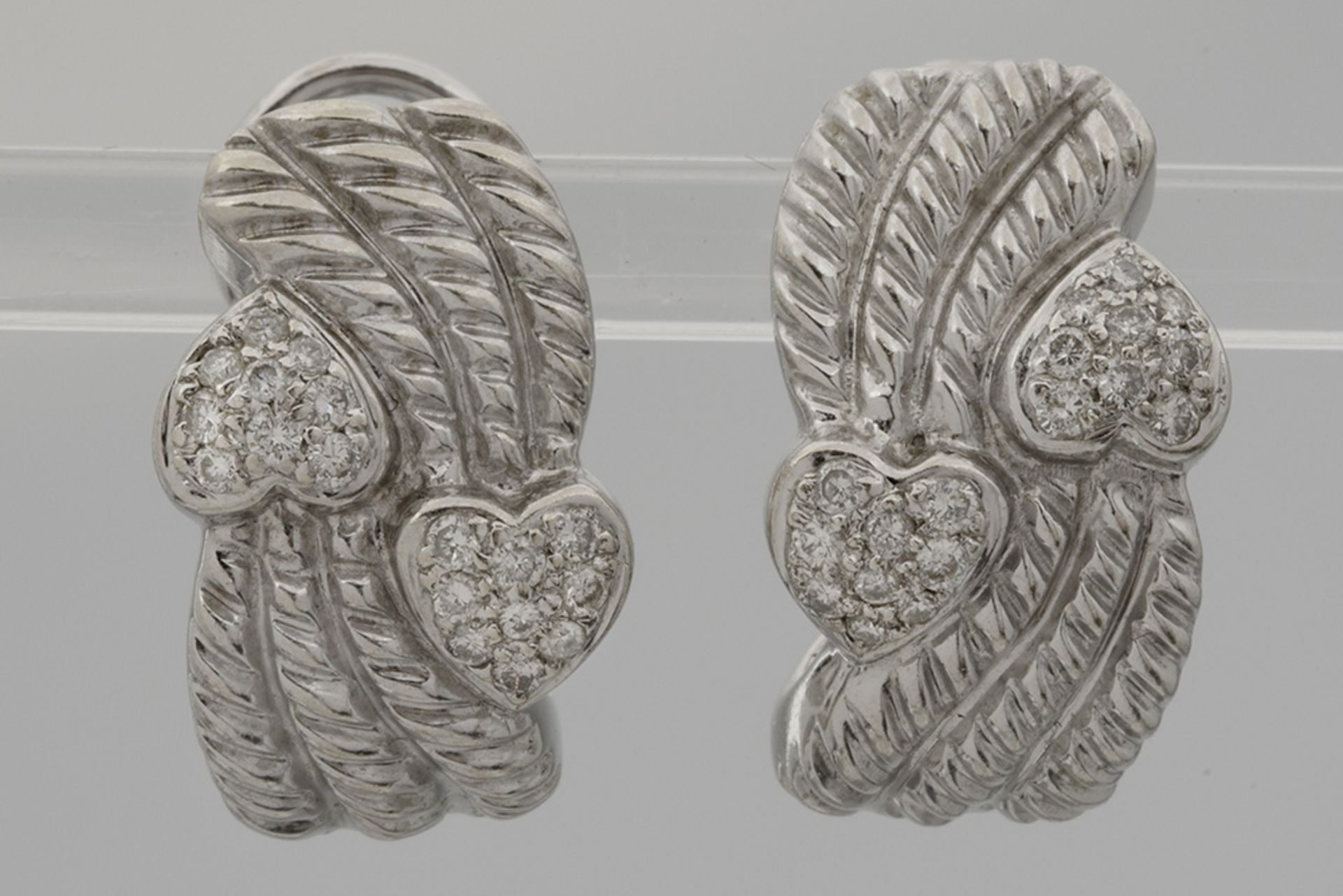 pair of earrings in white gold (18 carat) with ca 0,40 carat of high quality brilliant cut diamonds