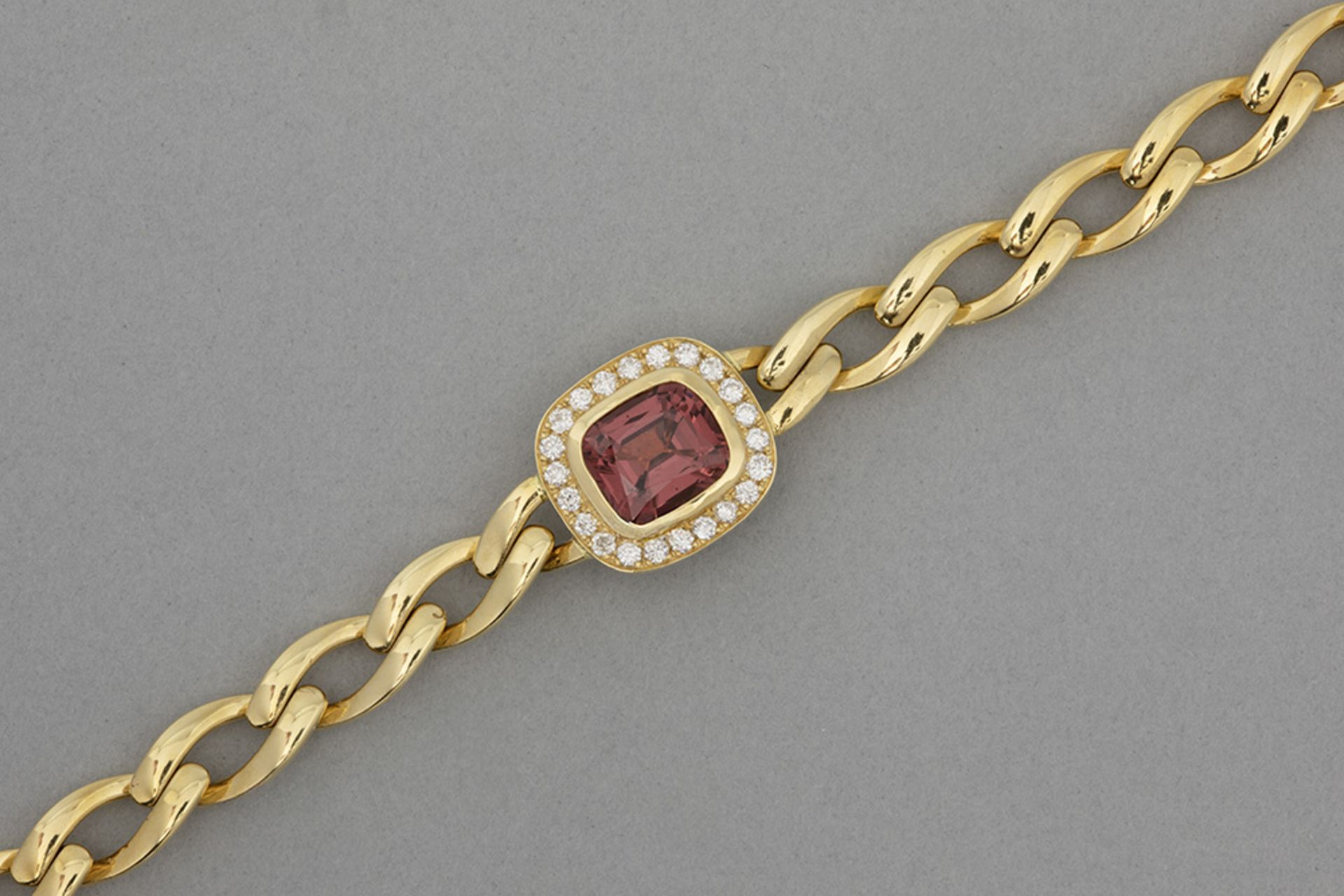 bracelet in yellow gold (18 carat) with a large ca 7 carat red tourmaline surrounded by ca 0,70 cara