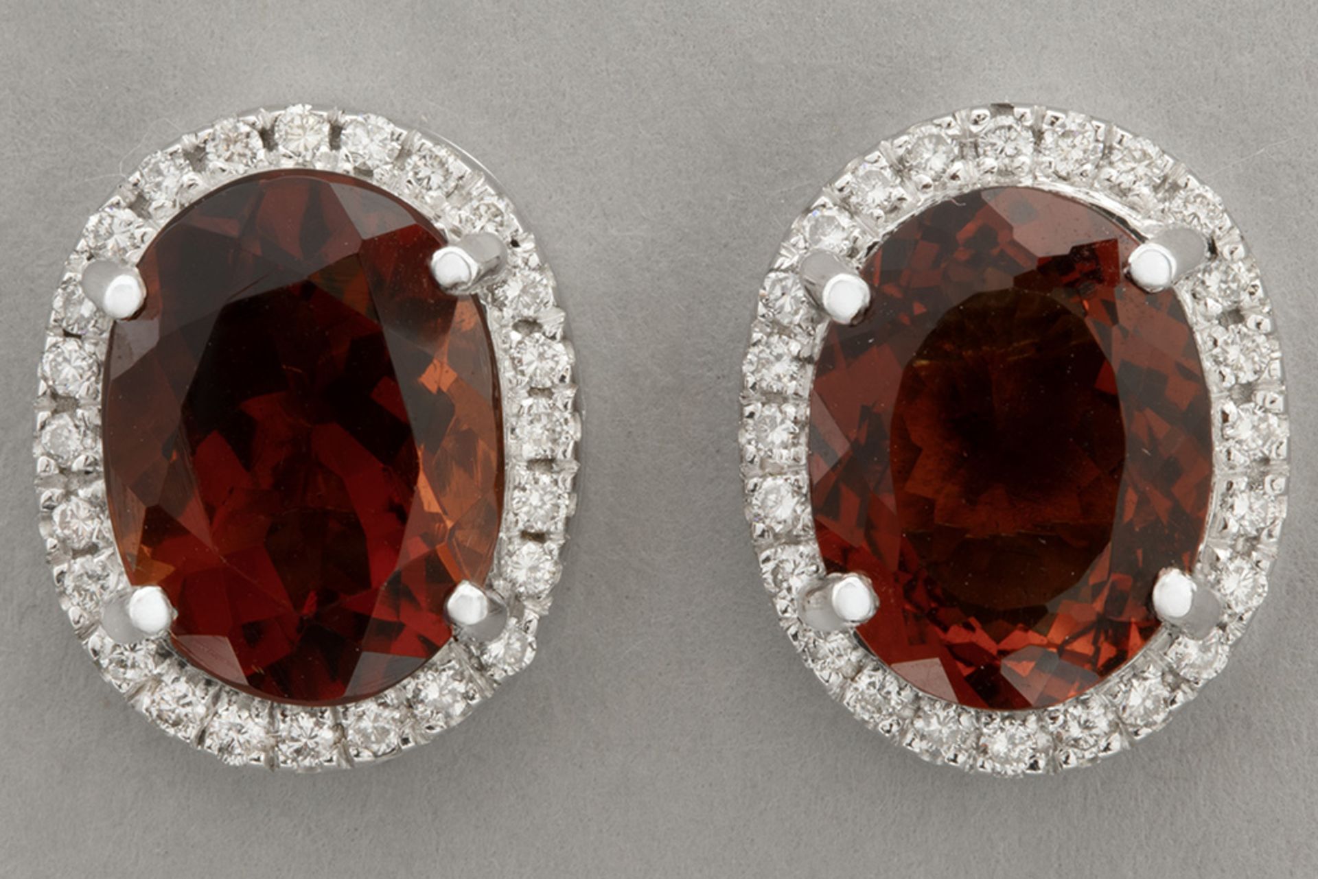 pair of earrings in white gold (18 carat) with ca 5,50 carat of garnet with quite rare deep orange c