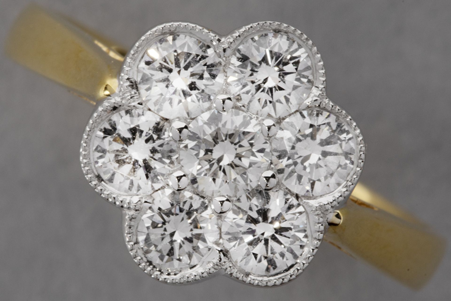 Cluster ring in white and yellow gold (18 carat) with at least 1 carat of high quality brilliant cut