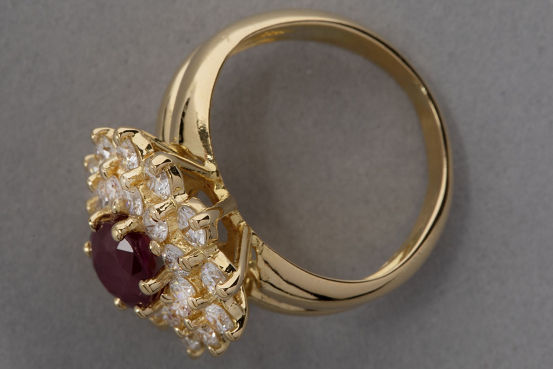 classic cluster ring in yellow gold (18 carat) with an oval ca 1,50 carat ruby surrounded by ca 1,50 - Bild 2 aus 2